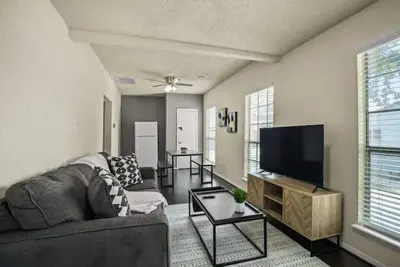 Image de Private Apt | Central | Gated Parking | King Bed