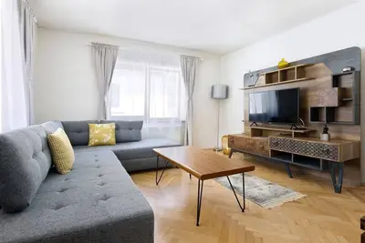 Aki Gray Apartment -Stylish Residence Brasov's Historical Center - Free Parking