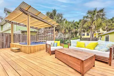 Image de Modern Jacksonville Beach Retreat w/ Hot Tub!
