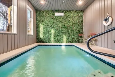 Image de Smokies Private Pool Cabin, Sleeps 14, Theatre & Game Room, Minutes from Parkway!