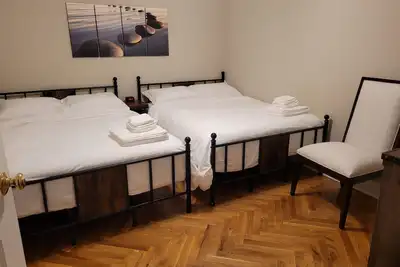 Image de Modern suite with spa bath - 2 min walk to synag