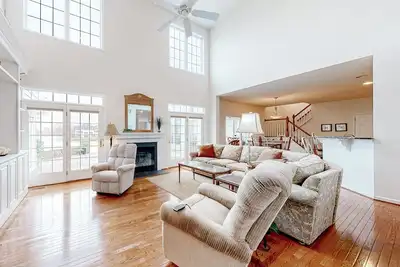 Image de Bethany Lakes home with waterfront views, pool access, tennis, & private patio