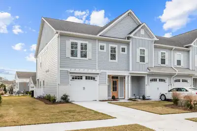 Image de Coastal townhome with outdoor living, central Ac, washer/dryer, & pool access