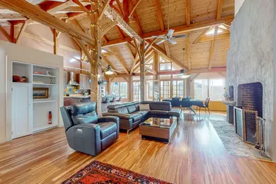 Image de Private mountain retreat with a game room, home theater, & jetted tub