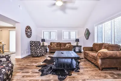 Image de Updated, tree-lined home on the snowmobile trail with gas fireplace & firepit