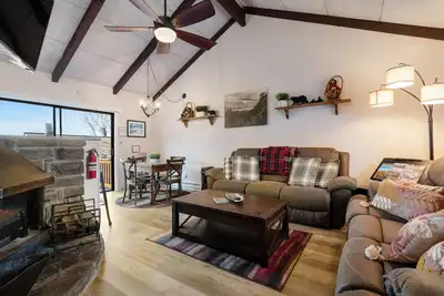 Image de Dog-friendly condo with two balconies & mountain views