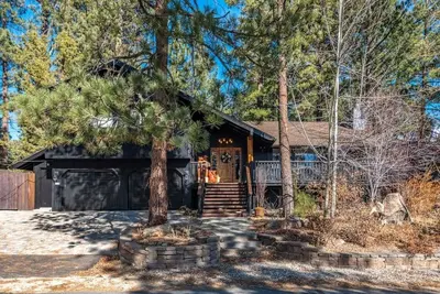 Image de Lux Walnut Cabin w/ Game Room & Jacuzzi!