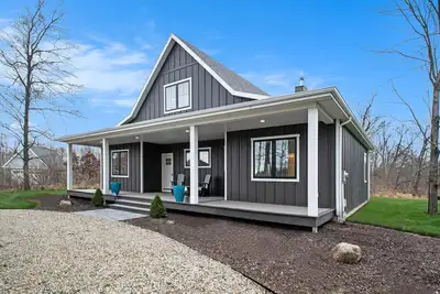 Image de Modern home with large sun-room, firepit, grill, washer/dryer, & central Ac