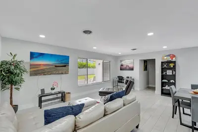 Image de Gorgeous spacious  2bd 2bath sleeps 6 private yard, parking, gas grill, dogs ok