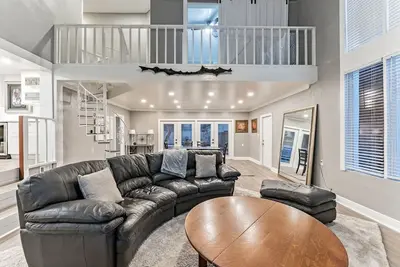 Image de Heated Pool, Sleeps 21, 2 Kitchens, Custom Firepit, Outdoor Oasis, Near Beach