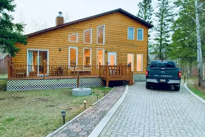 Image de Cozy and Charming Cabin\/ 5 mins walk to beach - located in a quiet community