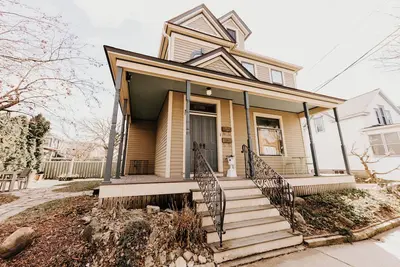Image de Retro Jewel Box Victorian Steps from Irvine Park