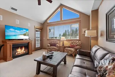 Image de Riverstone Village—3rd Floor Corner Condo, Relax and Enjoy the Peaceful Sounds of Nature!