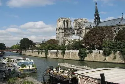 Image de With Seine&NotreDame half a block away enjoy the best walking areas in old Paris