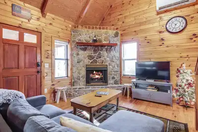 Image de Cozy cabin with fireplace, central Ac, full kitchen & firepit - dog-friendly