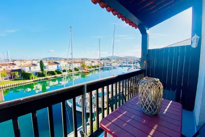 Image de Port-Grimaud T2 en Front de Mer avec Mezzanine