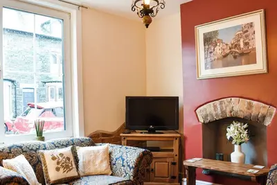 Image de Charming house that offers spacious accommodation with an enclosed garden to the rear.