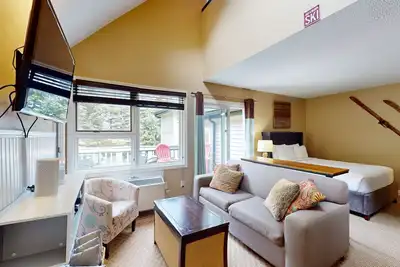 Image de Magnificent condo with hot tub, pool, W/D, tennis court, balcony, & patio