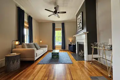 Image de Remodeled historic home! Steps away from dining & shops - Easy walk to Old Salem