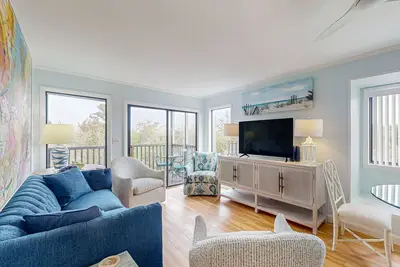Image de Newly renovated soundview condo with private balcony shared pool & tennis court
