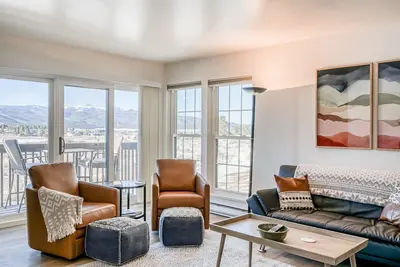 Image de Incredible mountain-view condo with fireplace, balcony, and a full kitchen