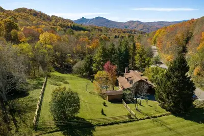 Image de Log Cabin Retreat in Banner Elk! Game room + Firepit + Pet-friendly + Fireplace!