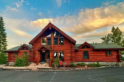 Image de RnR Mountaintop Custom Log Home with private pickleball court