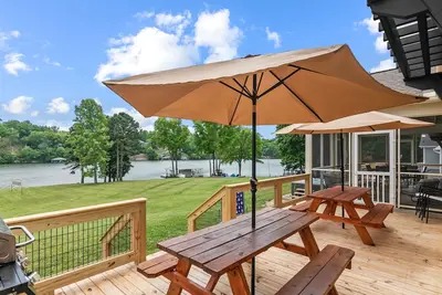 Image de Hyco Paradise / Hot tub / Lake-front / Fire-pit / Game-room / Incredible VIews
