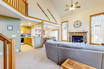 Image de All-season escape with fireplace, deck, & grill - near Camelback & Big Pocono