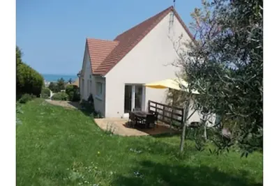 Image de Villa à 500 m des plages du débarquement avec vue panoramique sur mer et bocage.