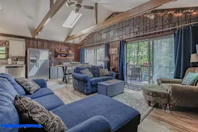 Image de Inn Harmony- Cabin with Fun Game Room, Large Hot Tub, close to Everything!