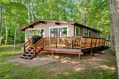 Image de Fantastic lakefront home with fireplace, fast WiFi, washer/dryer & dog-friendly