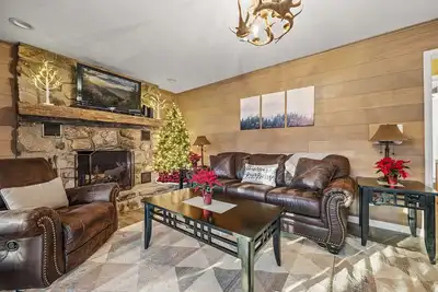 Image de Cozy Cabin w/ Hot Tub - Close to Everything