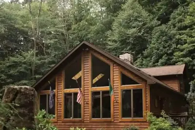 Image de Cozy Cabin w/ Hot Tub & Indoor Fireplace