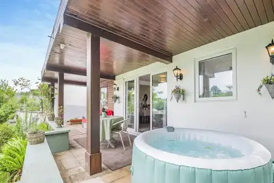 Set in an idyllic valley, this lodge offers guests studio style accommodation with gorgeous views.