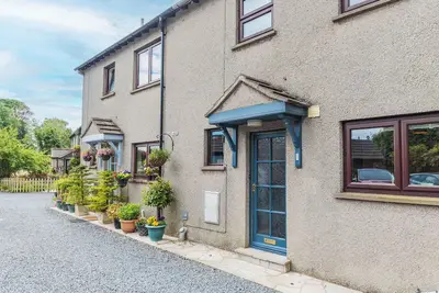 Image de This warm and welcoming cottage, with a homely feel, has a balcony where you can watch ducks go by.