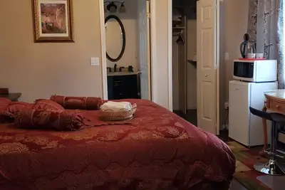 Image de Large Comfy room w Private bath in gre