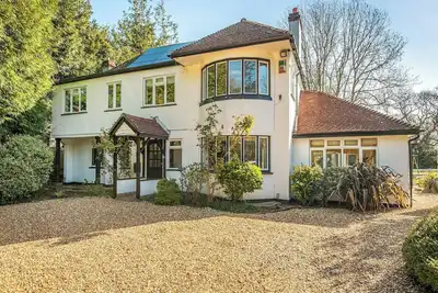 Image de 6 chambres à coucher à Sway, near Lymington