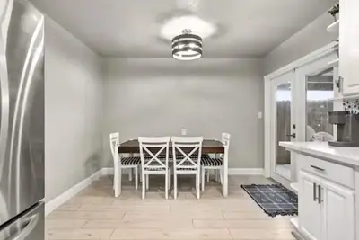 Image de Charming 3 Bedroom Roseville Home with Pool