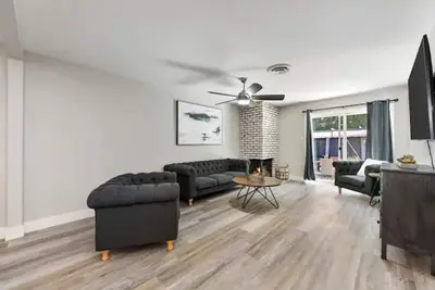 Image de Fully Renovated 4 Bedroom Home with Pool