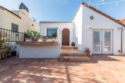 Image de Charming, bright by the beach!