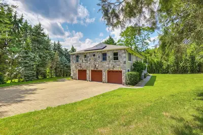 Image de Hudson River Views: Briarcliff Manor Home w/ Deck