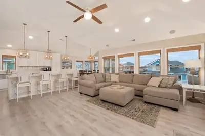 Image de Unbeatable Location! Steps to the beach, Beautiful Interior.
