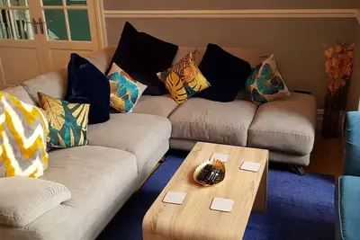 Image de Victorian Semi with bags of Character