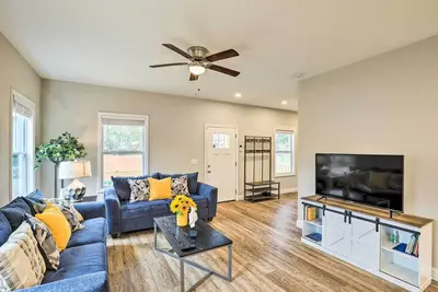 Image de Modern Candler Home w/ Deck & Yard!