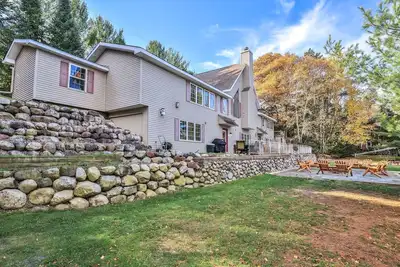 Image de Johnson Lake Compound -  (2 Individual Homes)