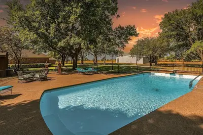 Image de Farmhouse & Ranch style living for your vacay with pond, gazebo, trellis, pool. .