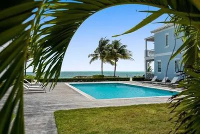 Image de Steps away from a private sandy beach