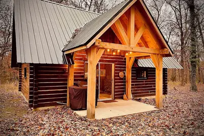 Image de Tranquil Log Cabin adjacent to Mark Twain National Forest + minutes to the river