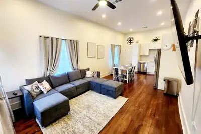 Image de 5 bedroom|3 bath|7 bed| Close Fq| Backyard|Parking